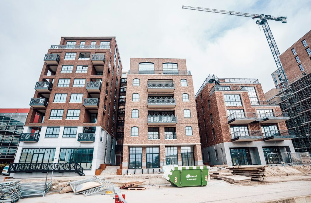 Nieuwbouwappartementen in Rotterdam in uitvoering met bouwkraan, illustratief bij de BAM halfjaarcijfers