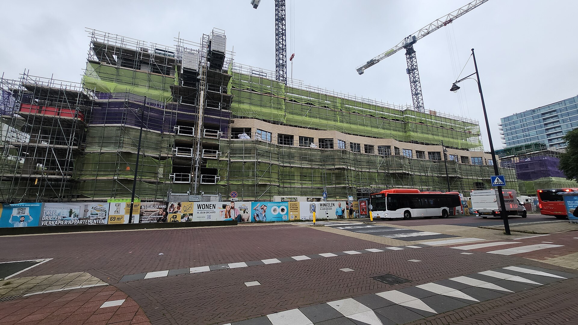 Bouw van The Orchard I en II in Bogaard stadscentrum Rijswijk achter bouwhekken