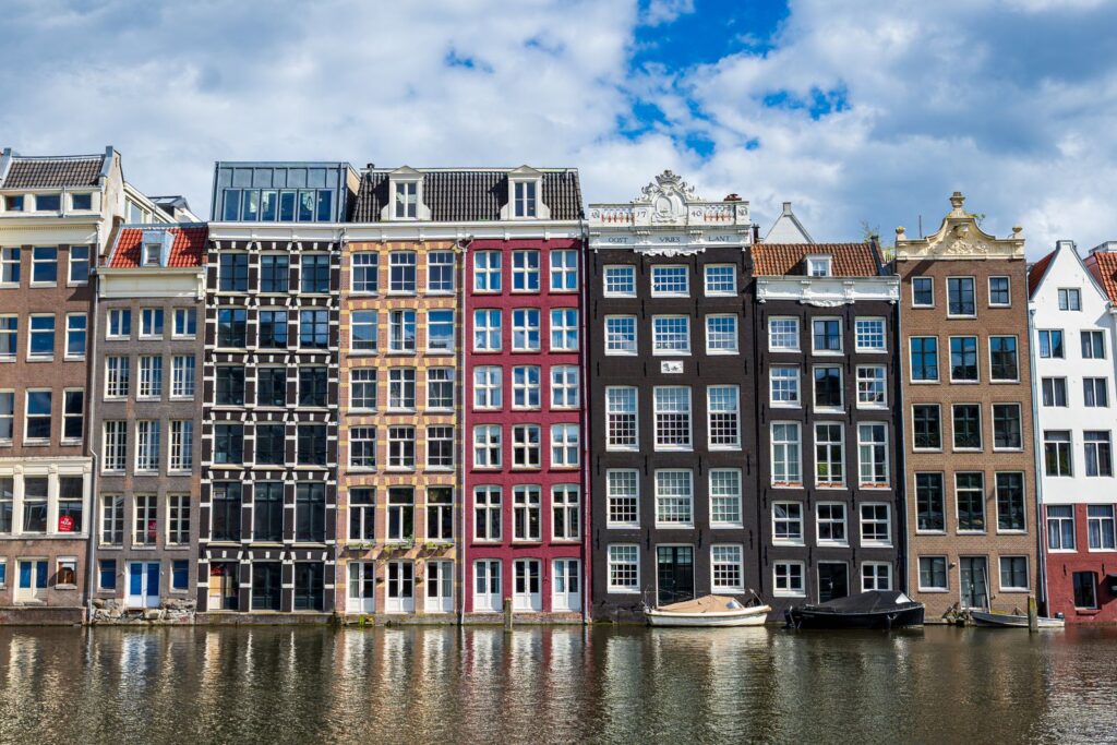 Nederlandse grachtenpanden als koopwoningen, illustratief bij de stijgende hypotheekrente in 2026
