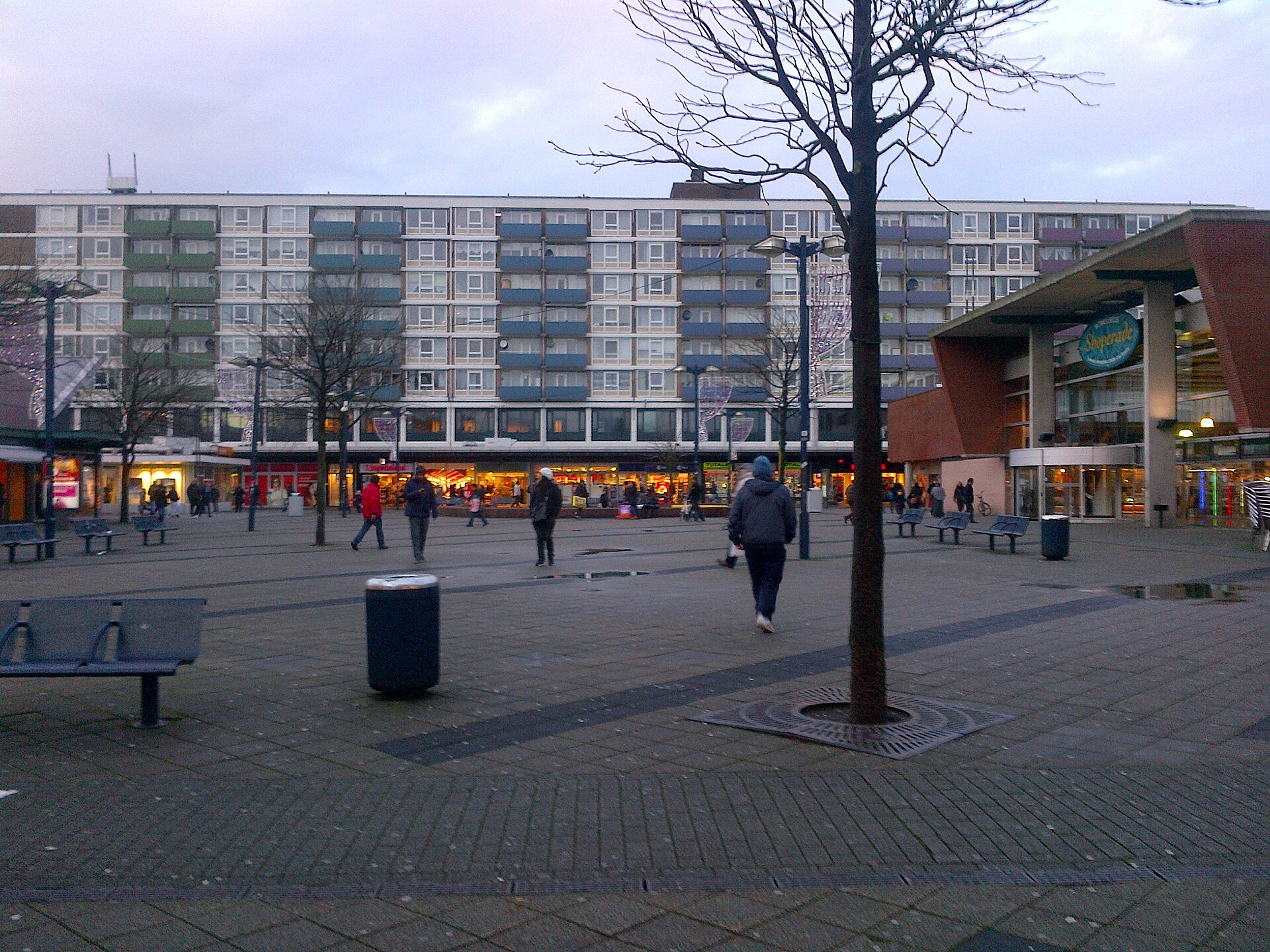 Het Osdorpplein in Amsterdam Nieuw-West, de locatie van woonproject MIX Amsterdam met 281 huurappartementen