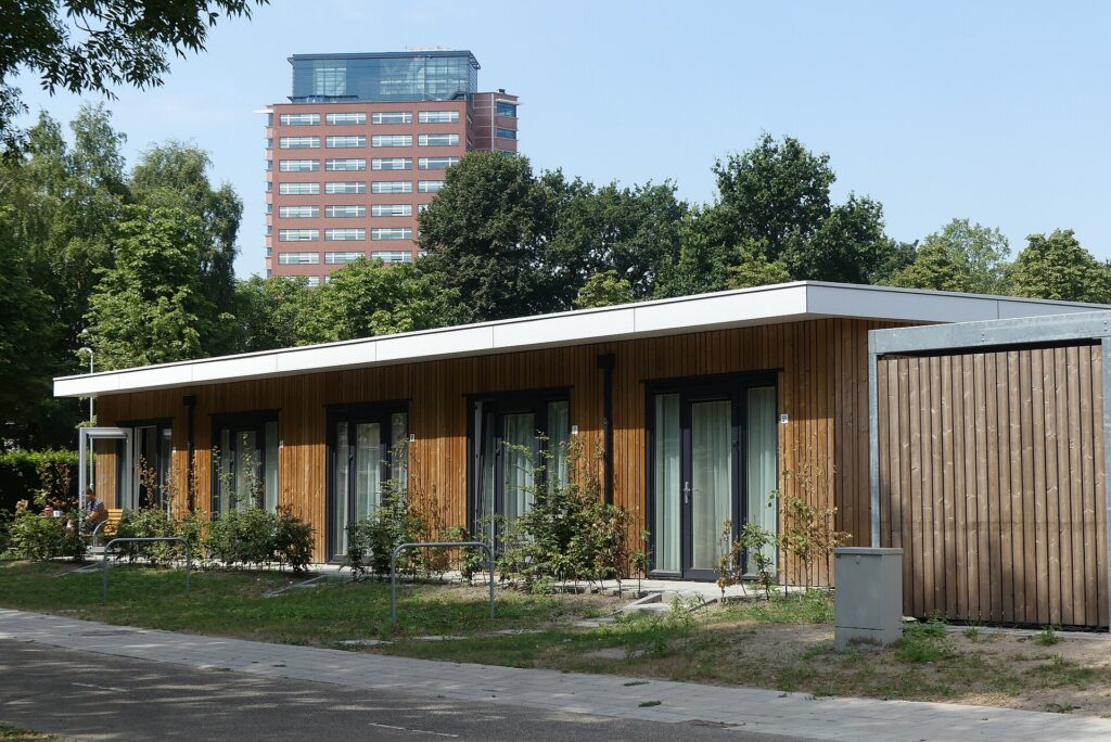 Rij modulaire woningen met houten gevel in een Nederlandse woonwijk