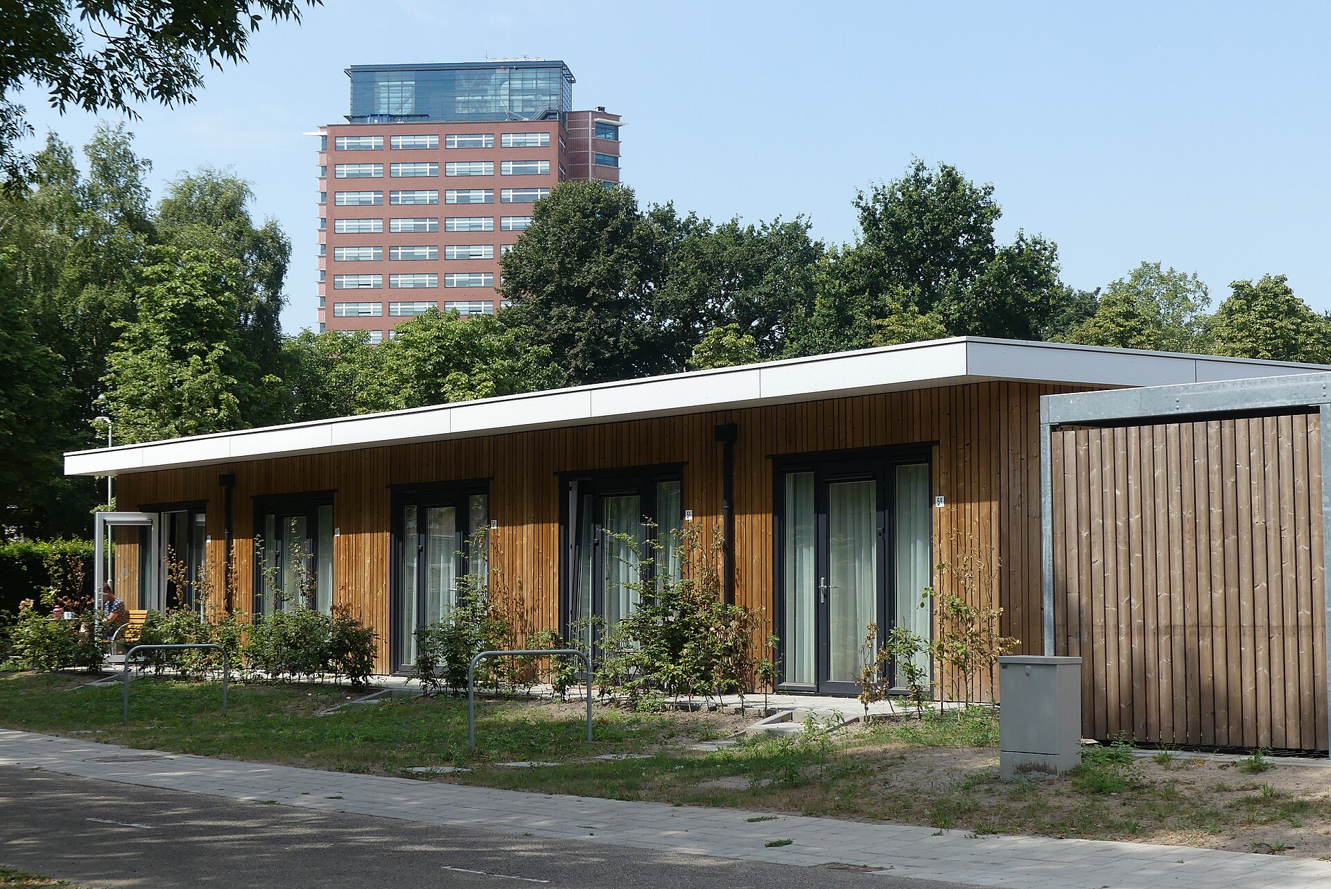 Rij modulaire woningen met houten gevel in een Nederlandse woonwijk