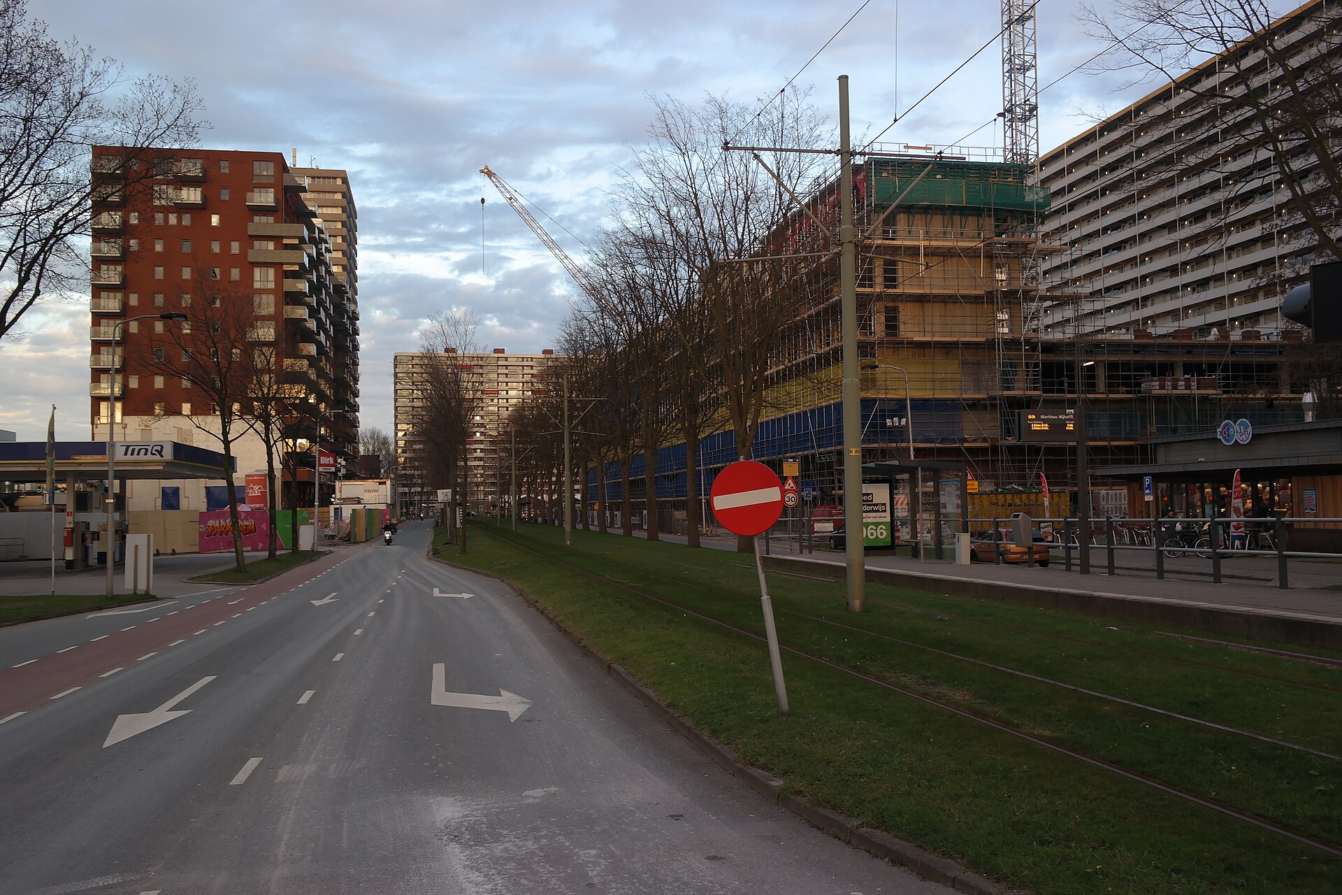 Martinus Nijhofflaan in Delft, locatie van winkelcentrum Nijhoff Passage