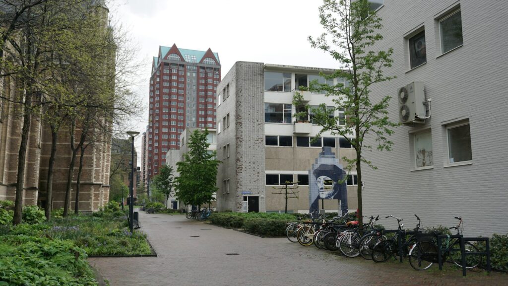 Appartementengebouw en gestalde fietsen in een Nederlandse studentenstad waar de huur van een studentenkamer stijgt