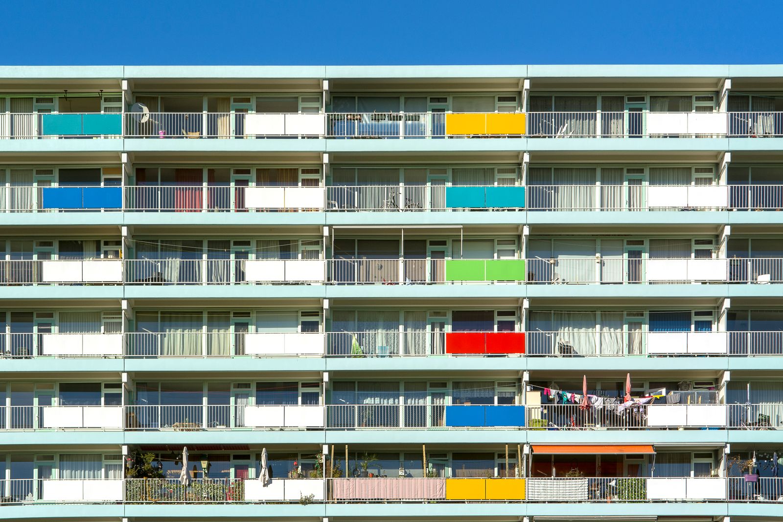 Naoorlogse galerijflat met gekleurde balkons, illustratief bij de vennootschapsbelasting voor woningcorporaties