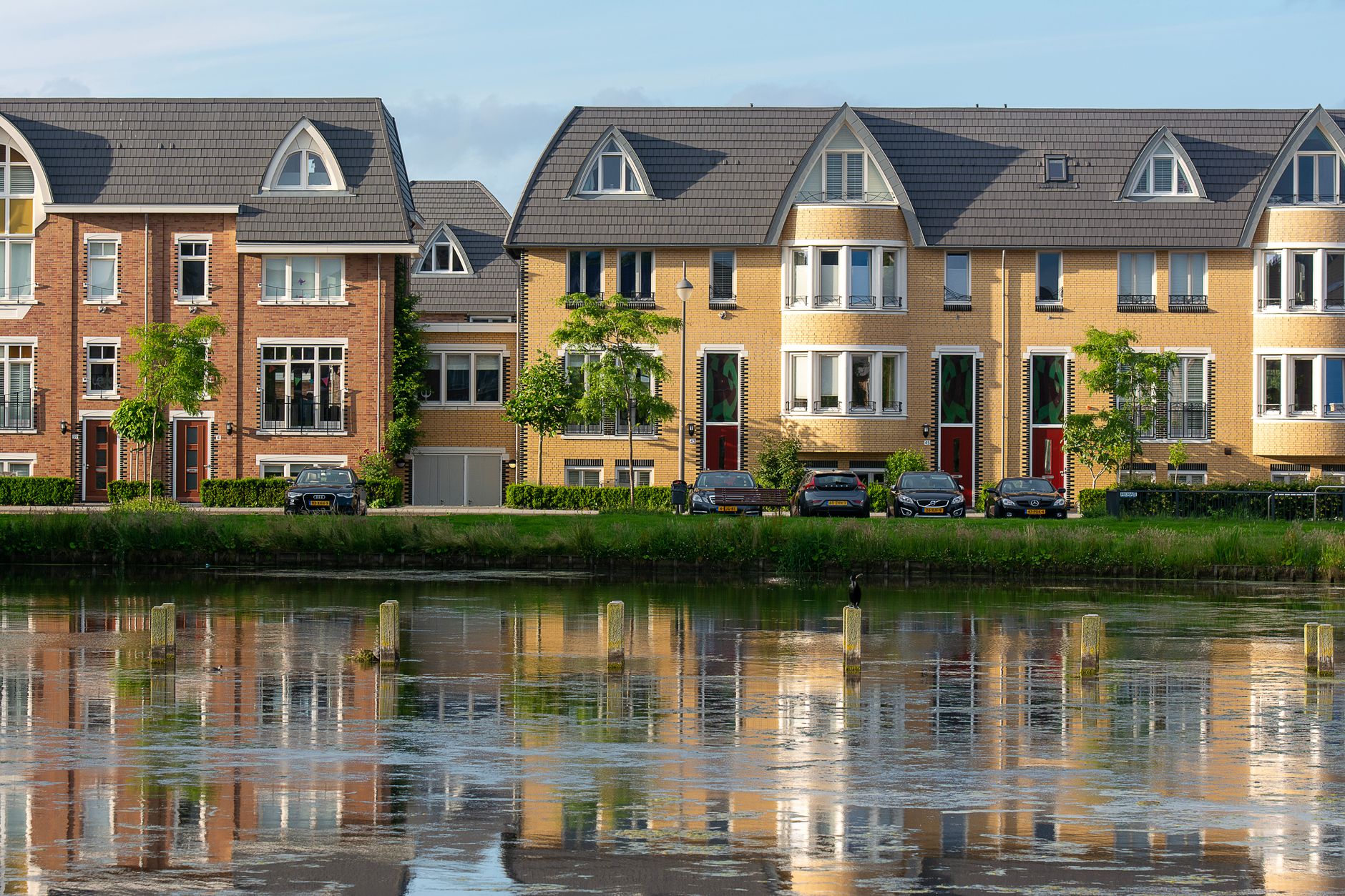 Nederlandse nieuwbouwwoningen aan het water in Voorschoten, symbool voor het recordjaar aan woningverkopen in 2026