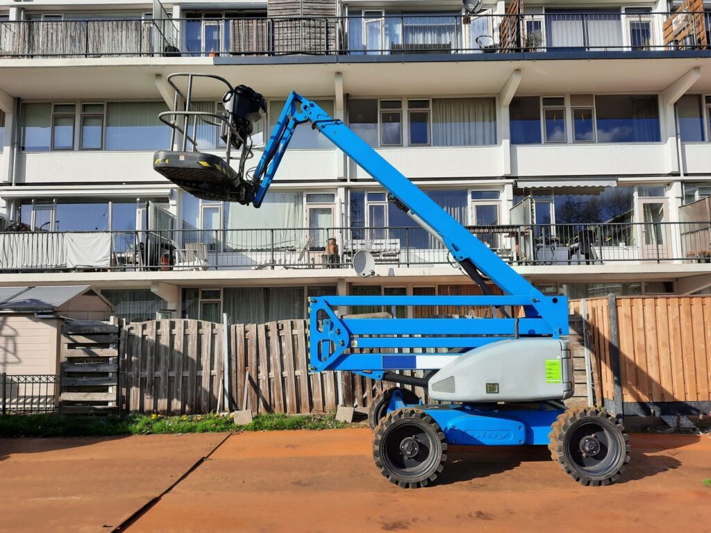 Hoogwerker voor een Nederlands appartementencomplex tijdens renovatie, illustratief voor aardgasvrije huurwoningen