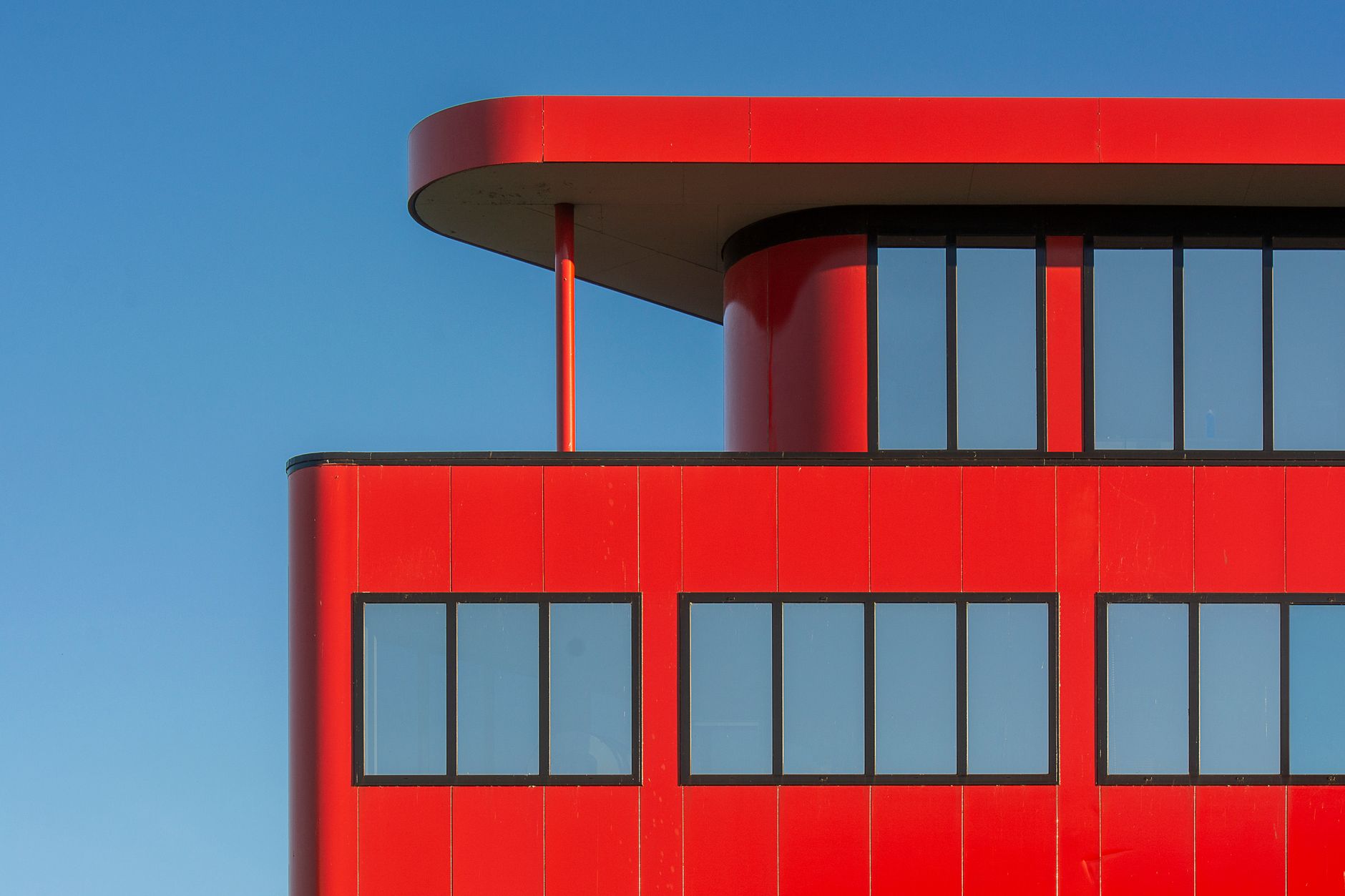 Modern bedrijfspand met rode gevel, bedrijfsruimte Rijen