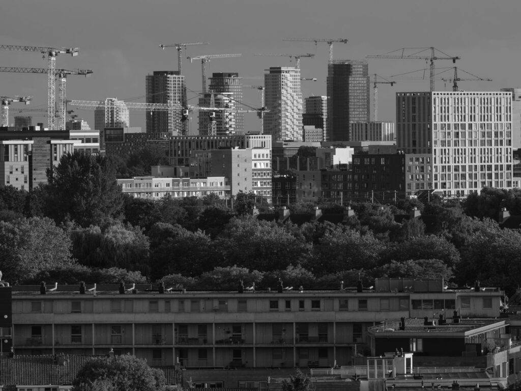 Bouwkosten woningbouw stijgen: skyline met bouwkranen boven een Nederlandse stad