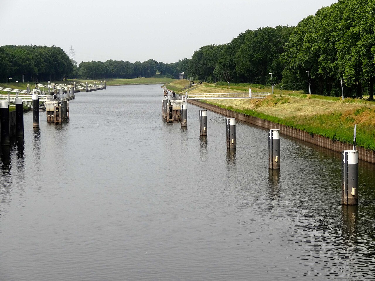 Het Twentekanaal bij Sluis Eefde, waar de stremming het bouwtransport over de weg dwingt