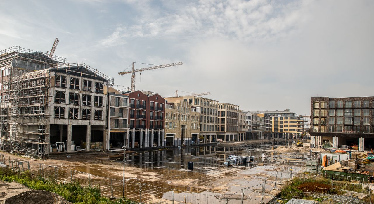 Nieuwbouwwijk in aanbouw met bouwkranen, beeld bij bouwvergunningen voor woningen