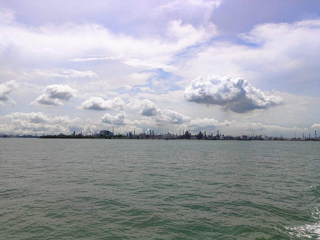 Industriele skyline van Jurong Island in Singapore, datacenters netcapaciteit