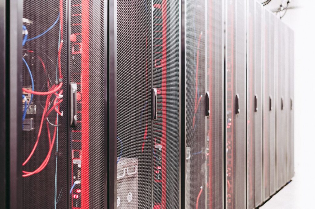 Rij serverracks in een datacenter, illustratief bij de datacenters in Zuid-Korea van SK Horizon