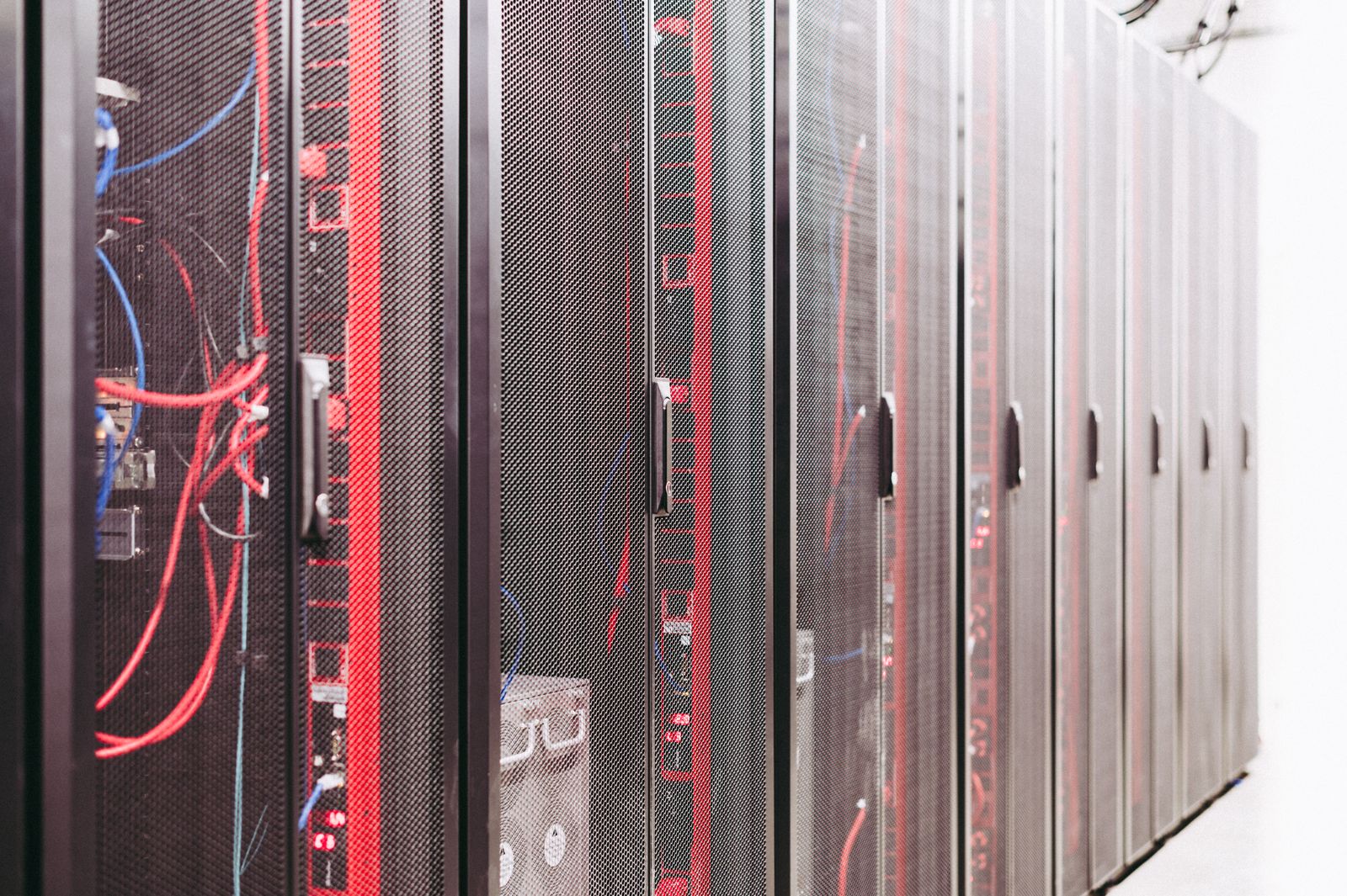 Rij serverracks in een datacenter, illustratief bij de datacenters in Zuid-Korea van SK Horizon