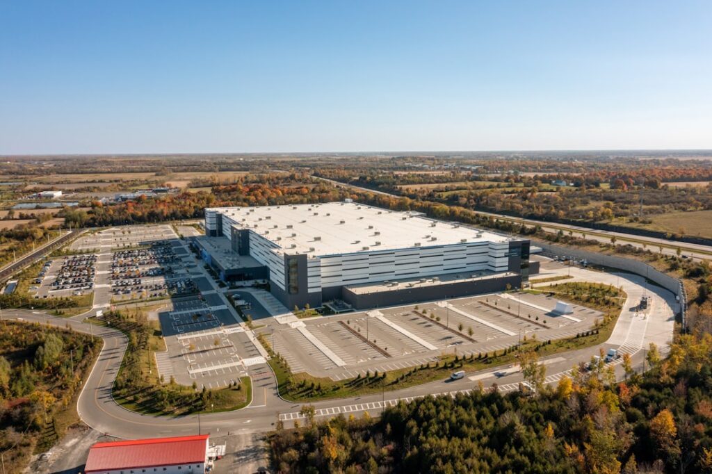 Luchtfoto van een groot distributiecentrum, beeld bij het distributiecentrum in Lelystad