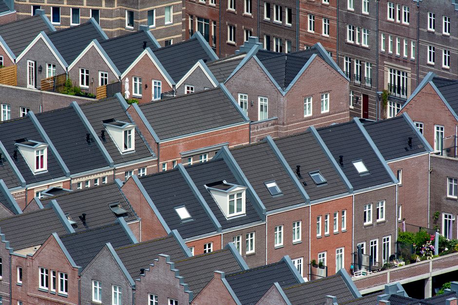 Doorstroming woningmarkt: rijen eengezinswoningen in een Nederlandse stadswijk