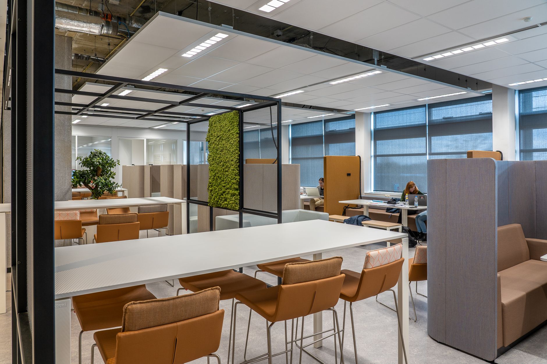 Flexibele kantoorwerkplekken in een modern kantoorgebouw, illustratief bij flexkantoren
