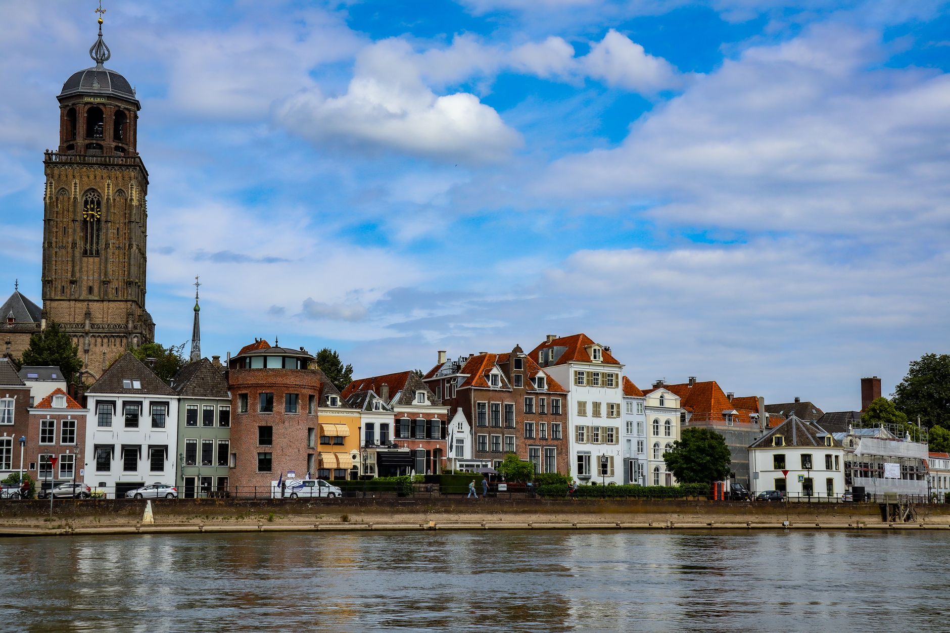 Skyline van Deventer aan de IJssel met de Lebuinustoren, waar de gebiedsontwikkeling Deventer op het Roto-terrein plaatsvindt