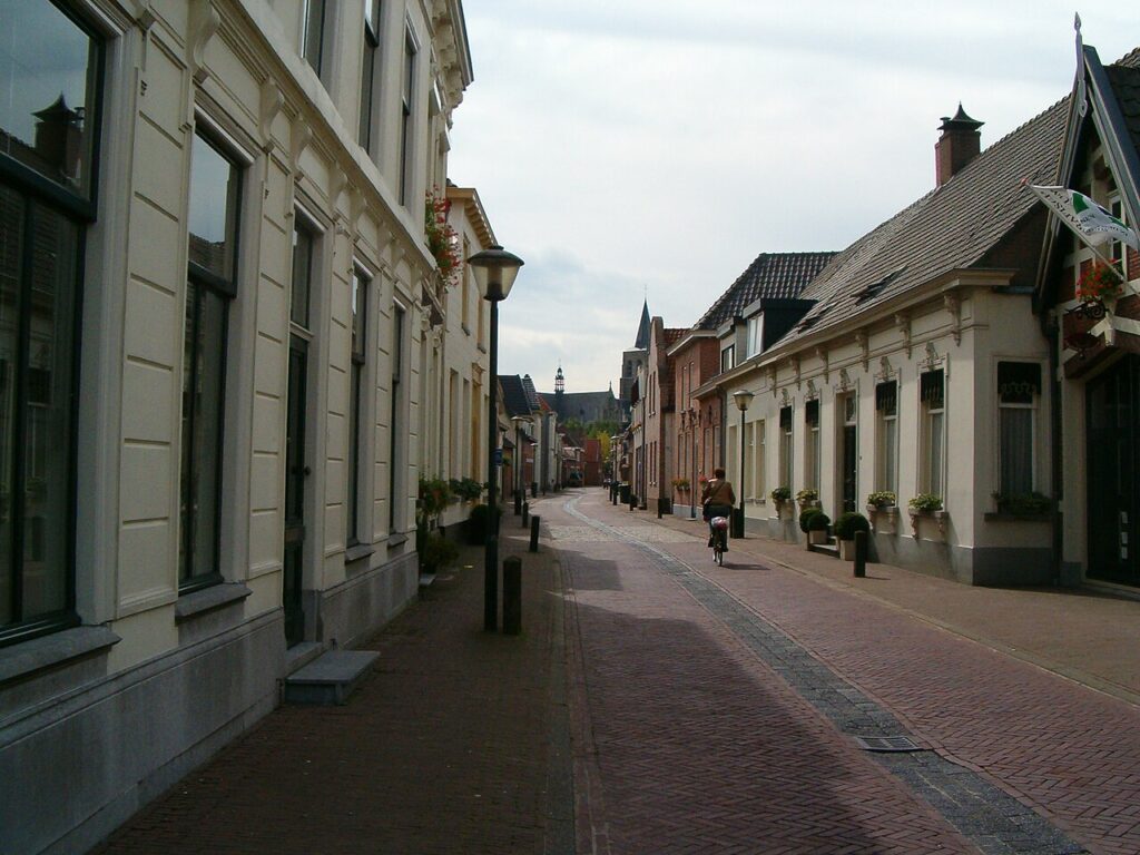 Straatbeeld in het centrum van Wouw met de kerktoren op de achtergrond, locatie van de gebiedsontwikkeling Wouw
