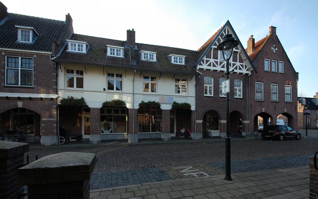 Winkelpanden met woningen erboven aan de C.T. Storkstraat in het centrum van Hengelo