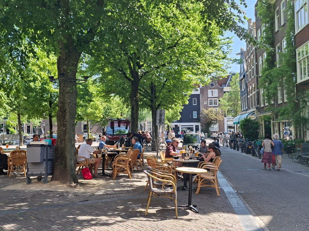 Terras met gasten in Amsterdam, illustratief bij horecavastgoed en consumentenbestedingen