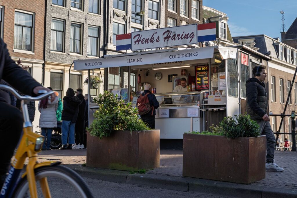 Nederlandse fastfoodzaak in een winkelstraat, illustratief voor de groei van horecavastgoed
