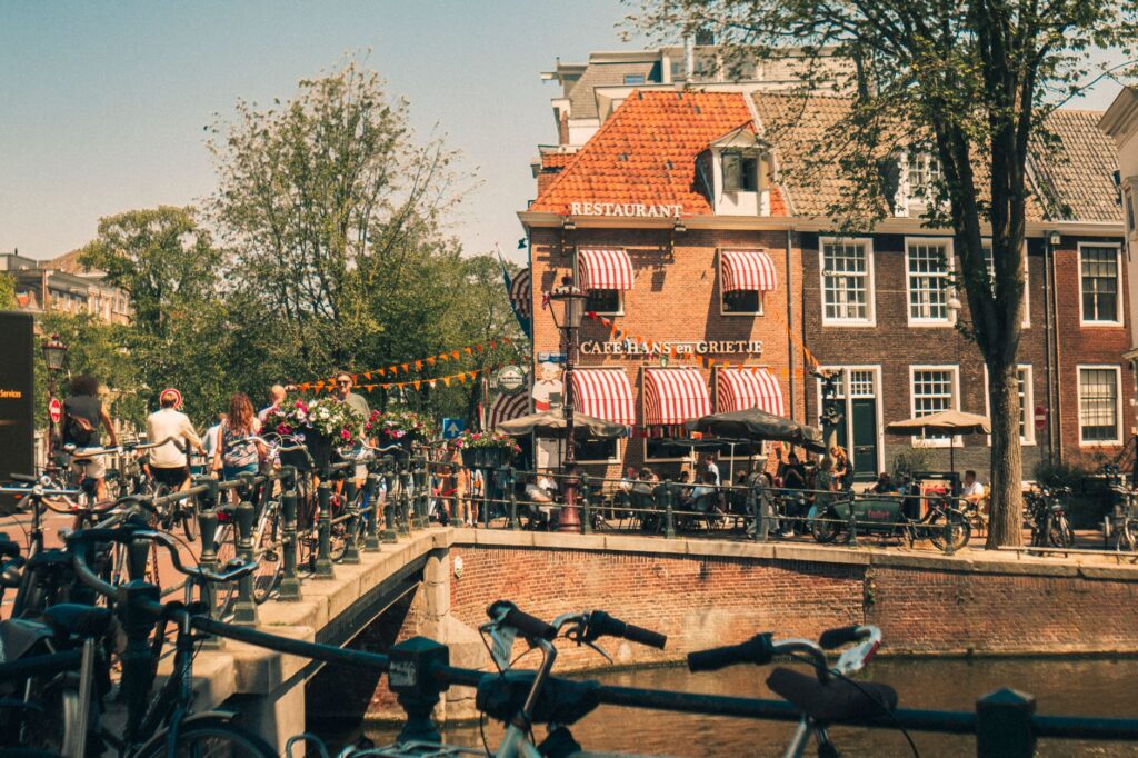 Cafe en restaurant aan een Amsterdamse gracht met terras, illustratief voor horecavastgoed op binnenstedelijke A-locaties