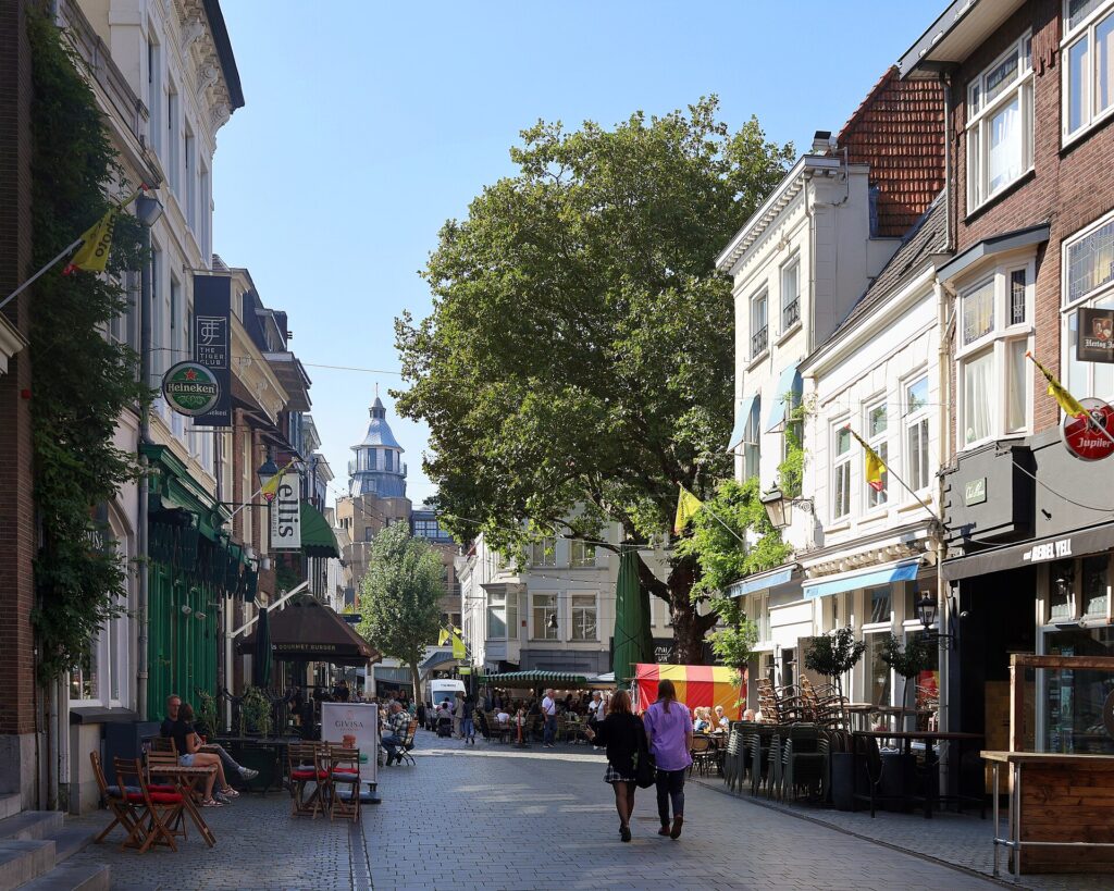De Bredase binnenstad gezien vanaf de Sint Janstraat richting de Grote Markt, met horeca en hotels