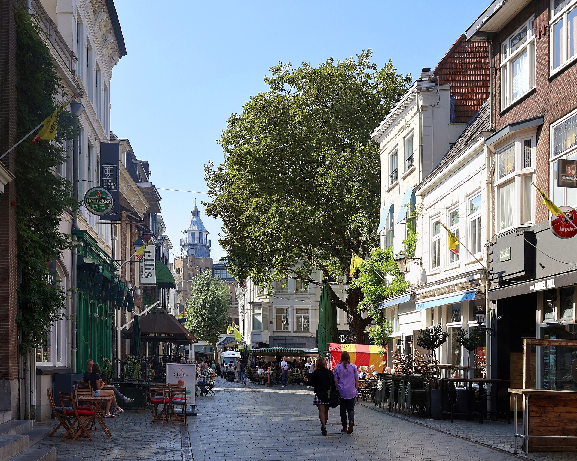De Bredase binnenstad gezien vanaf de Sint Janstraat richting de Grote Markt, met horeca en hotels