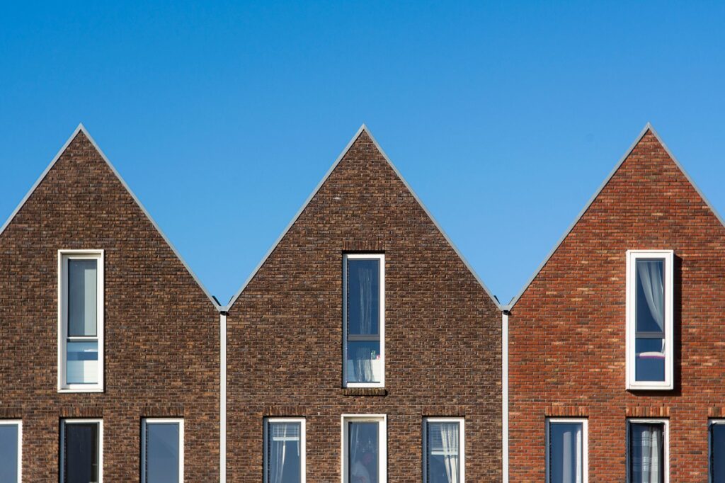 Nederlandse koopwoningen met puntdaken, waar de hypotheekrente de leencapaciteit bepaalt