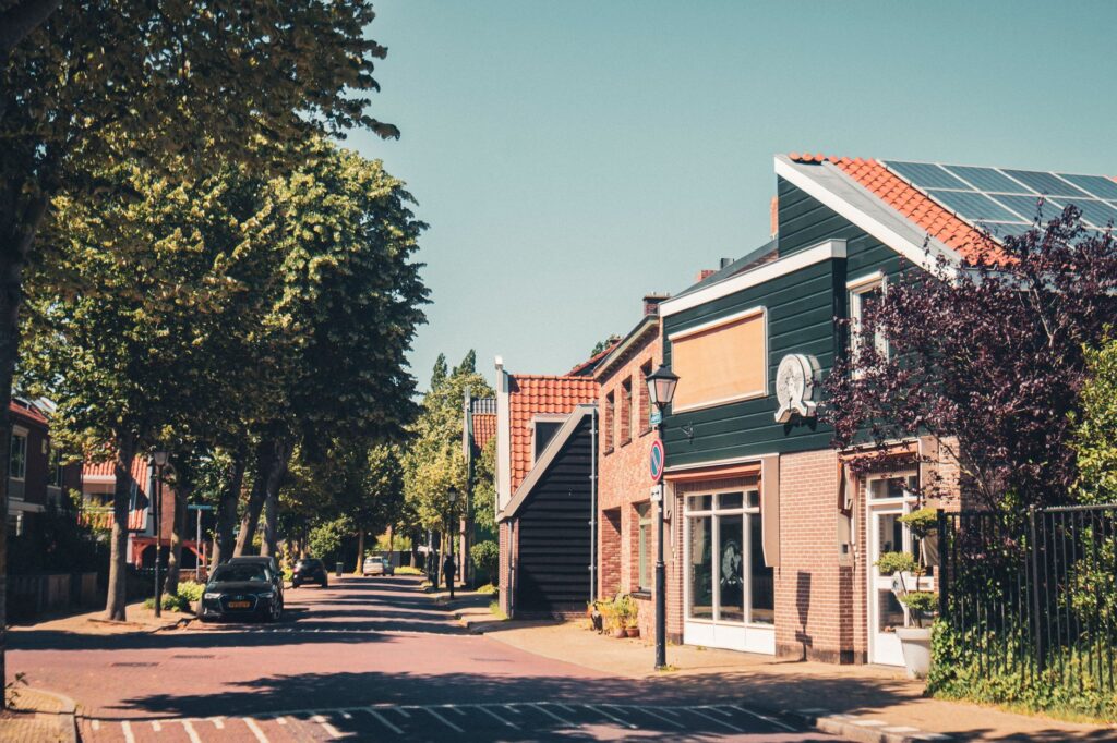 Nederlandse woonstraat in Zaandam, illustratief bij de stabiele hypotheekrente