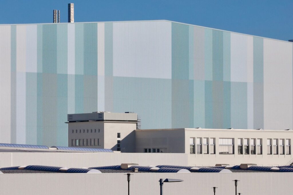 Modern industrieel gebouw met grote bedrijfshal, illustratief voor industrieel vastgoed rond datacenters