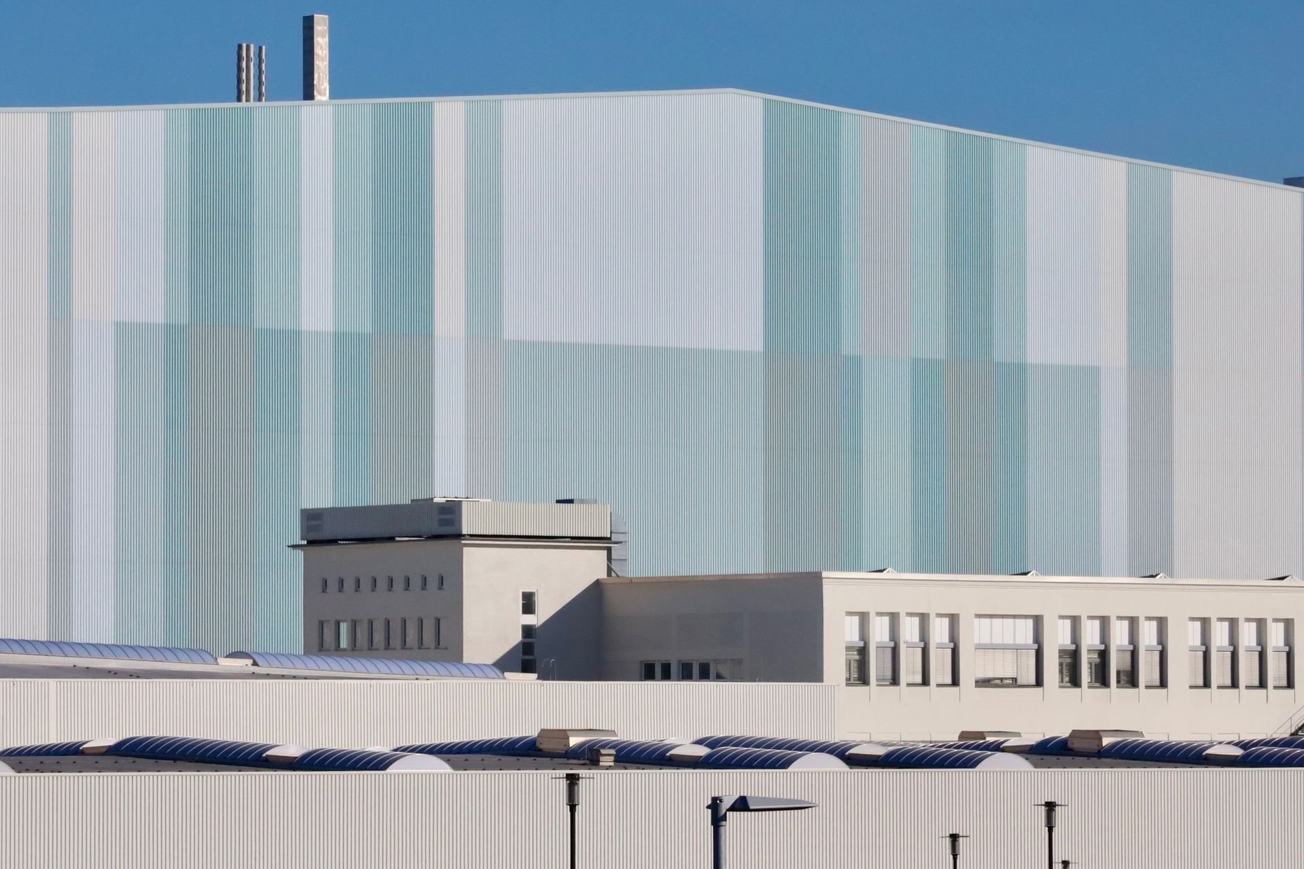 Modern industrieel gebouw met grote bedrijfshal, illustratief voor industrieel vastgoed rond datacenters