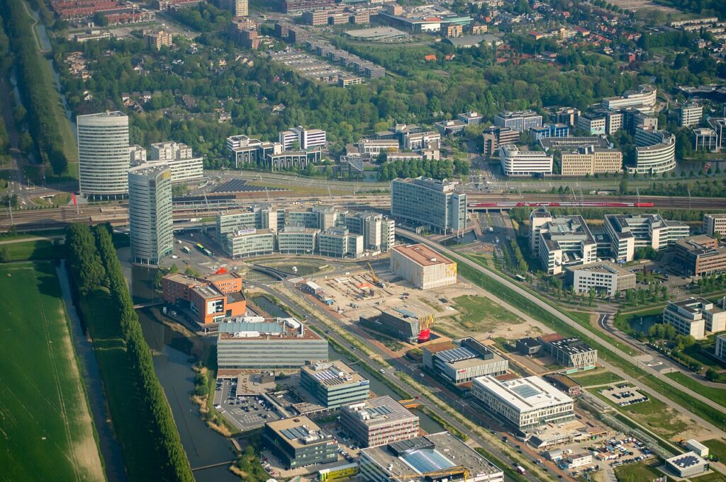 Luchtfoto van het kantorengebied Beukenhorst-Zuid bij station Hoofddorp, locatie van kantoor The Share op Park 20|20