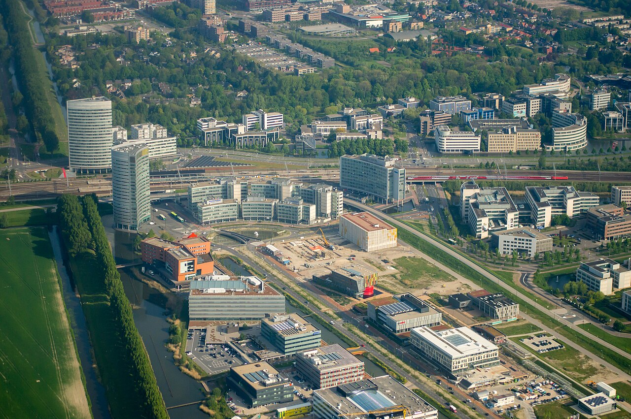 Luchtfoto van het kantorengebied Beukenhorst-Zuid bij station Hoofddorp, locatie van kantoor The Share op Park 20|20