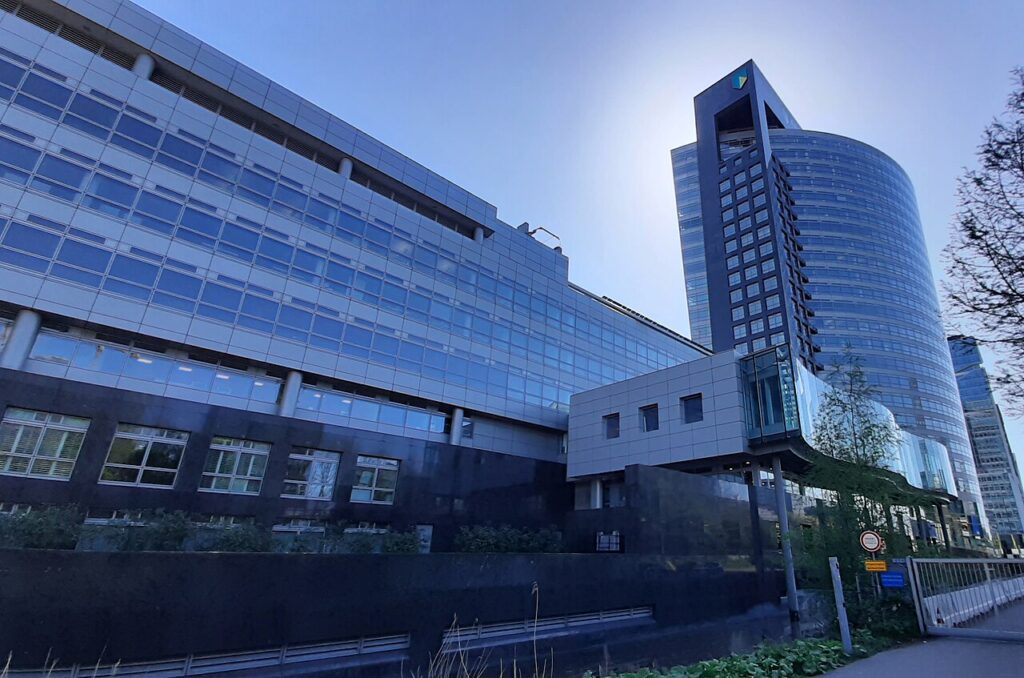 Hoofdkantoor van ABN Amro aan de Zuidas in Amsterdam, illustratief bij kantoorbezetting