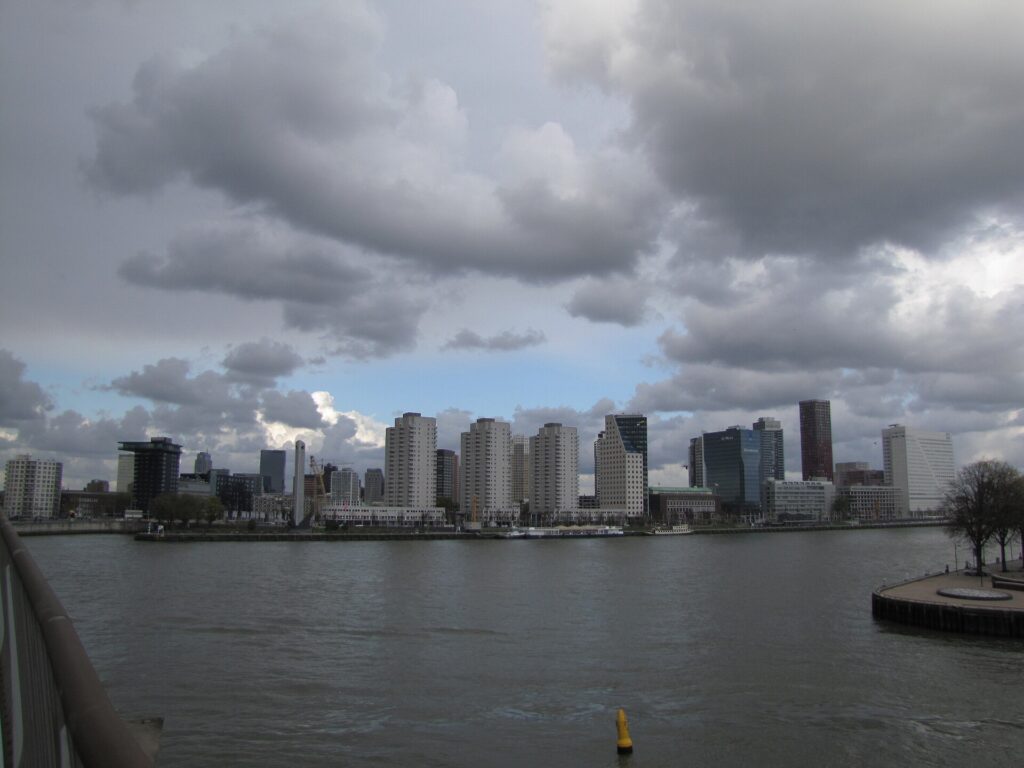 Kantoorgebouwen aan de Boompjes in Rotterdam gezien over de Nieuwe Maas