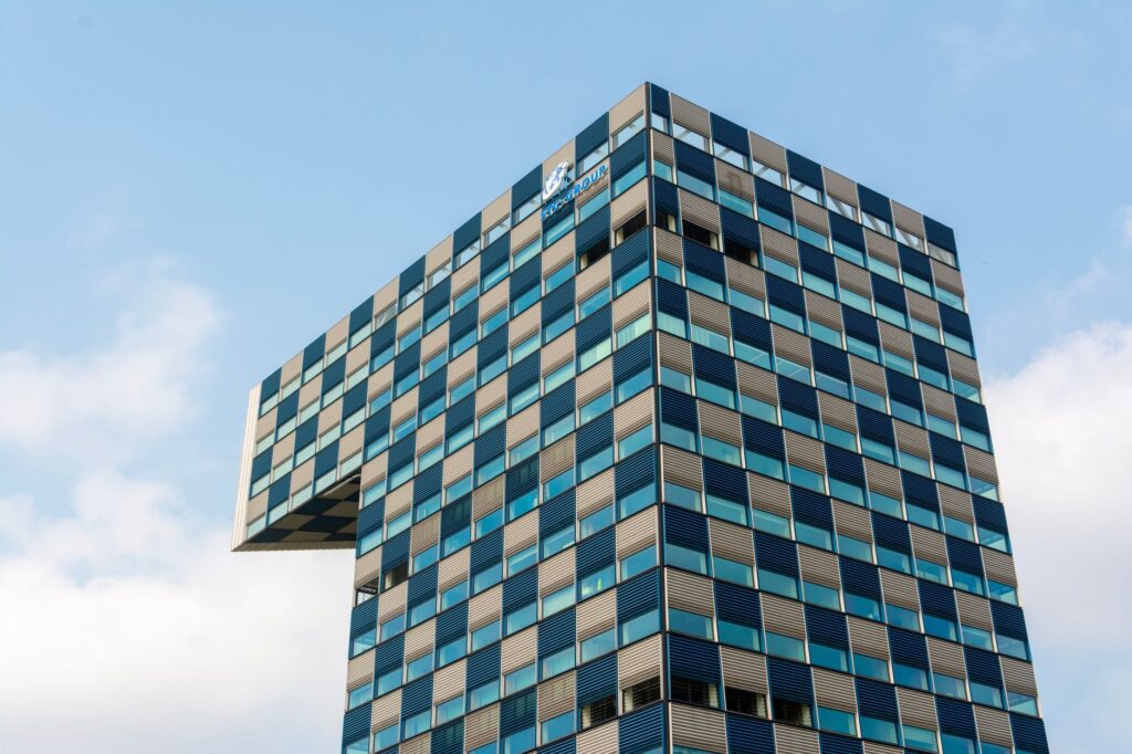 Modern kantoorgebouw in Rotterdam, illustratief bij de verhuring van kantoorruimte op de Lotus Office Campus