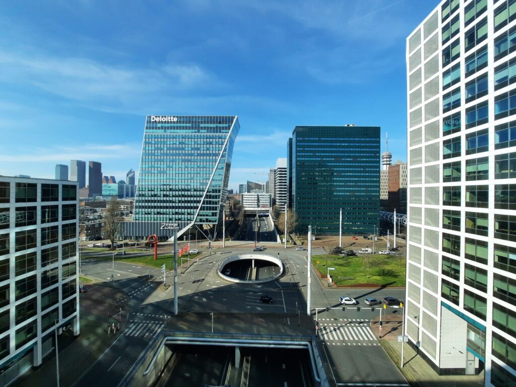 Kantoortorens in het Beatrixkwartier in Den Haag, het grootste kantorengebied van de stad