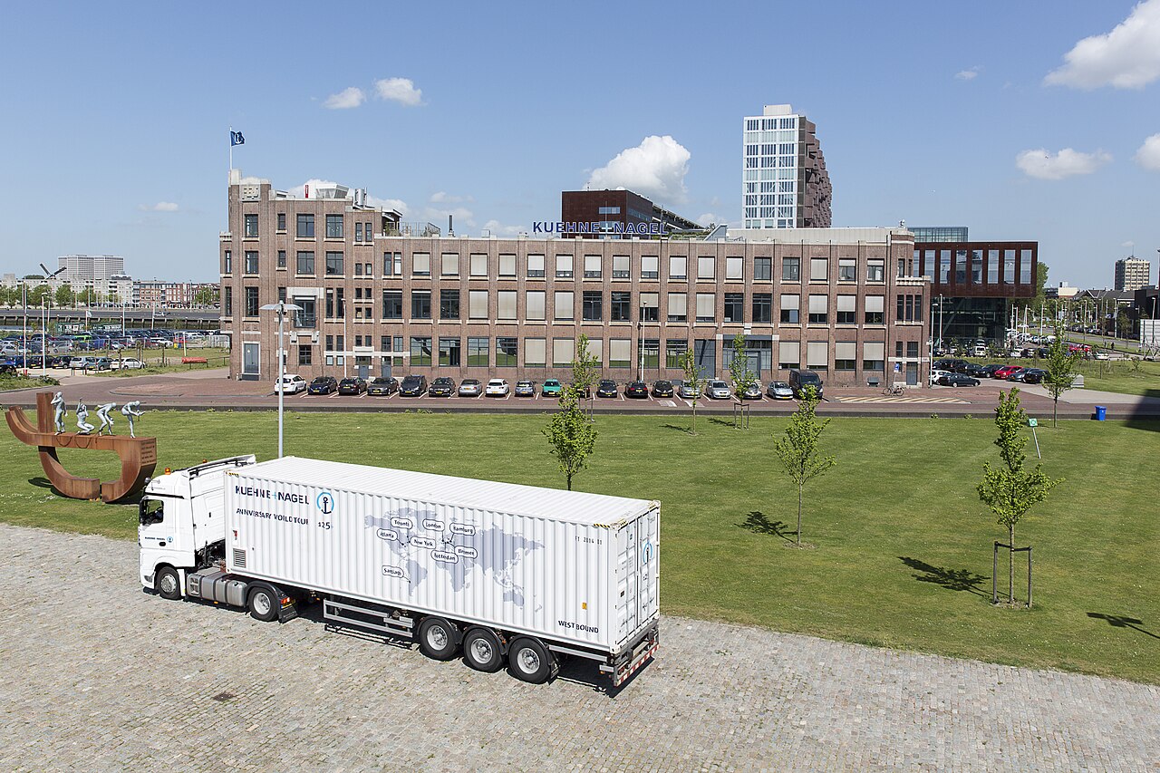 Hoofdkantoor van Kuehne+Nagel Nederland in Rotterdam met vrachtwagen op de voorgrond