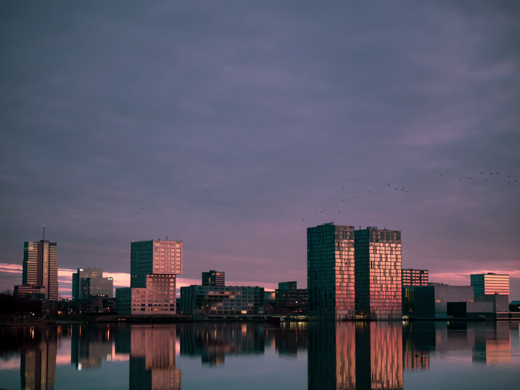 Skyline van Almere met woontorens, illustratief bij de leegstandsbelasting in Almere