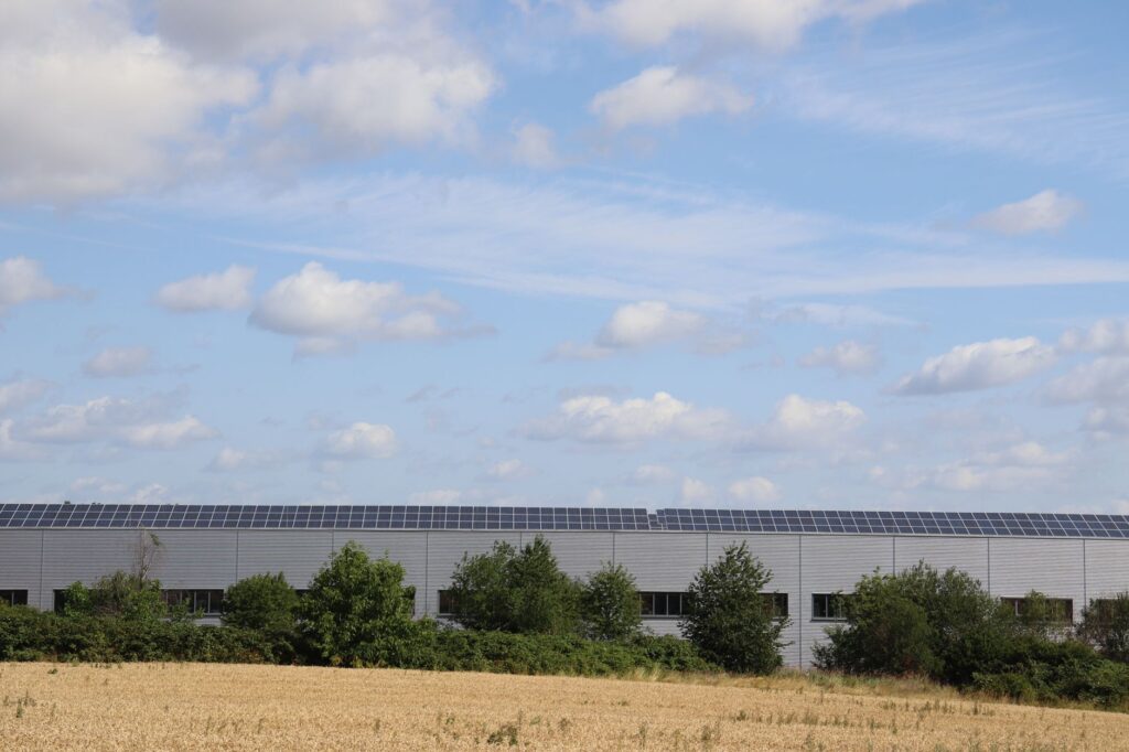 Logistiek vastgoed in Almelo: modern distributiecentrum met zonnepanelen op het dak
