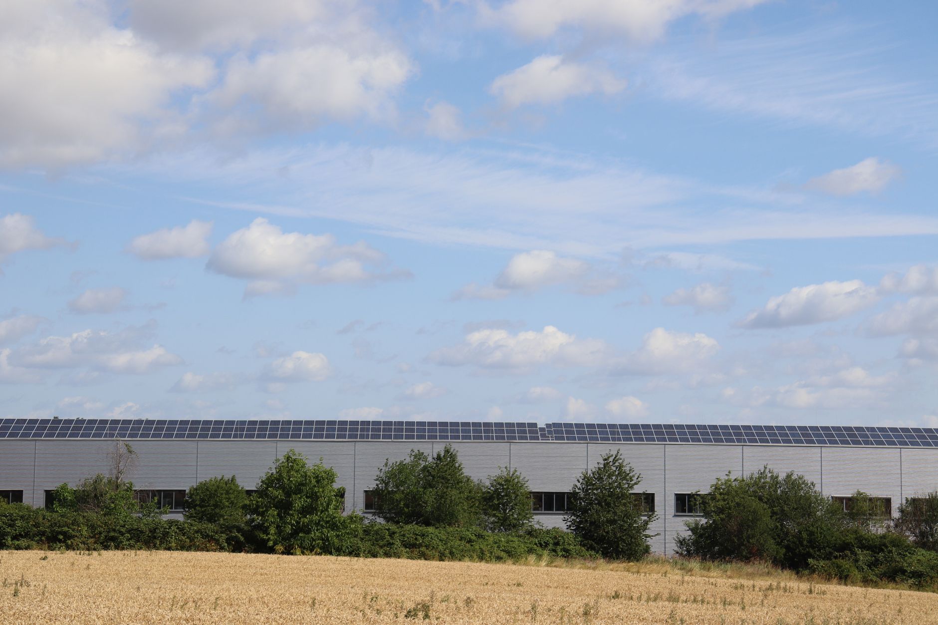 Logistiek vastgoed in Almelo: modern distributiecentrum met zonnepanelen op het dak