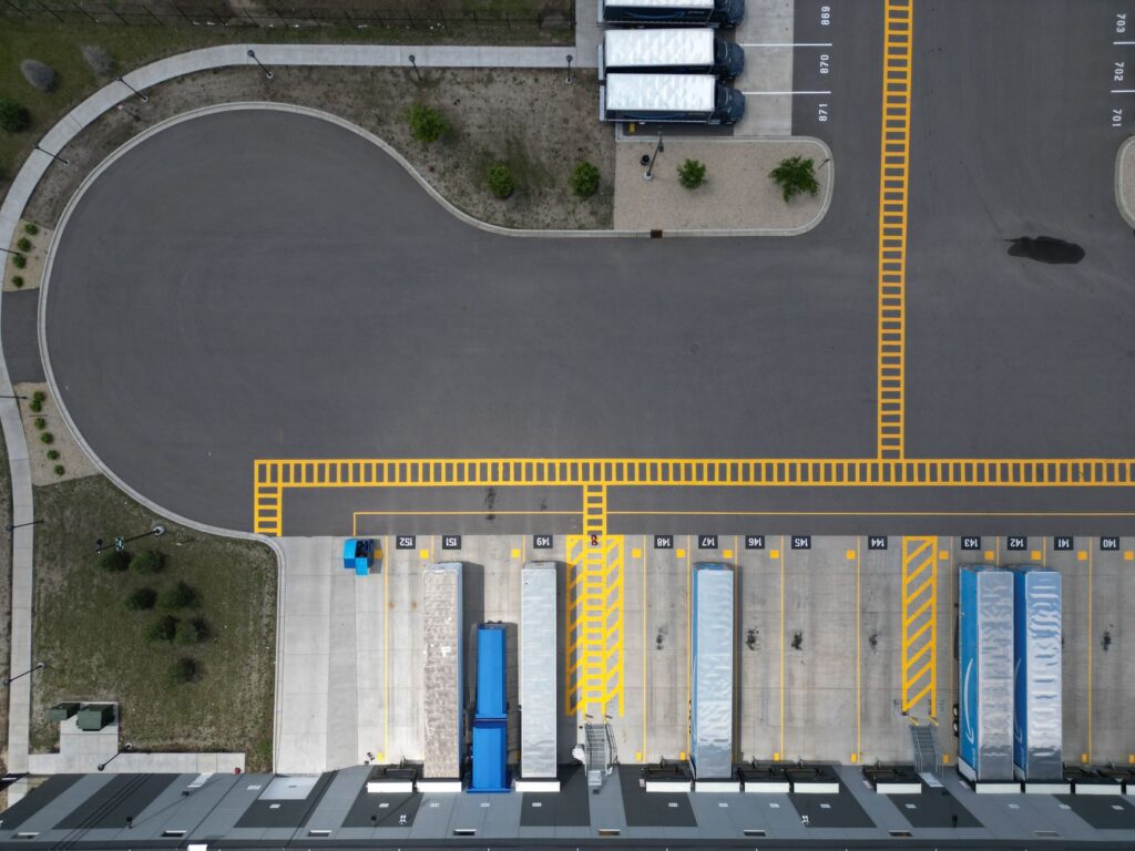 Luchtfoto van laaddocks bij een distributiecentrum, illustratief bij logistiek vastgoed in Berkel en Rodenrijs
