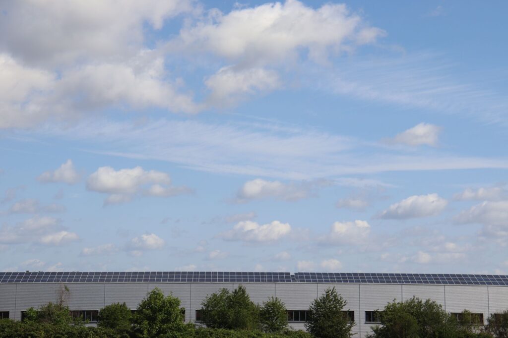 Distributiecentrum met een dak vol zonnepanelen, illustratief voor logistiek vastgoed Veghel