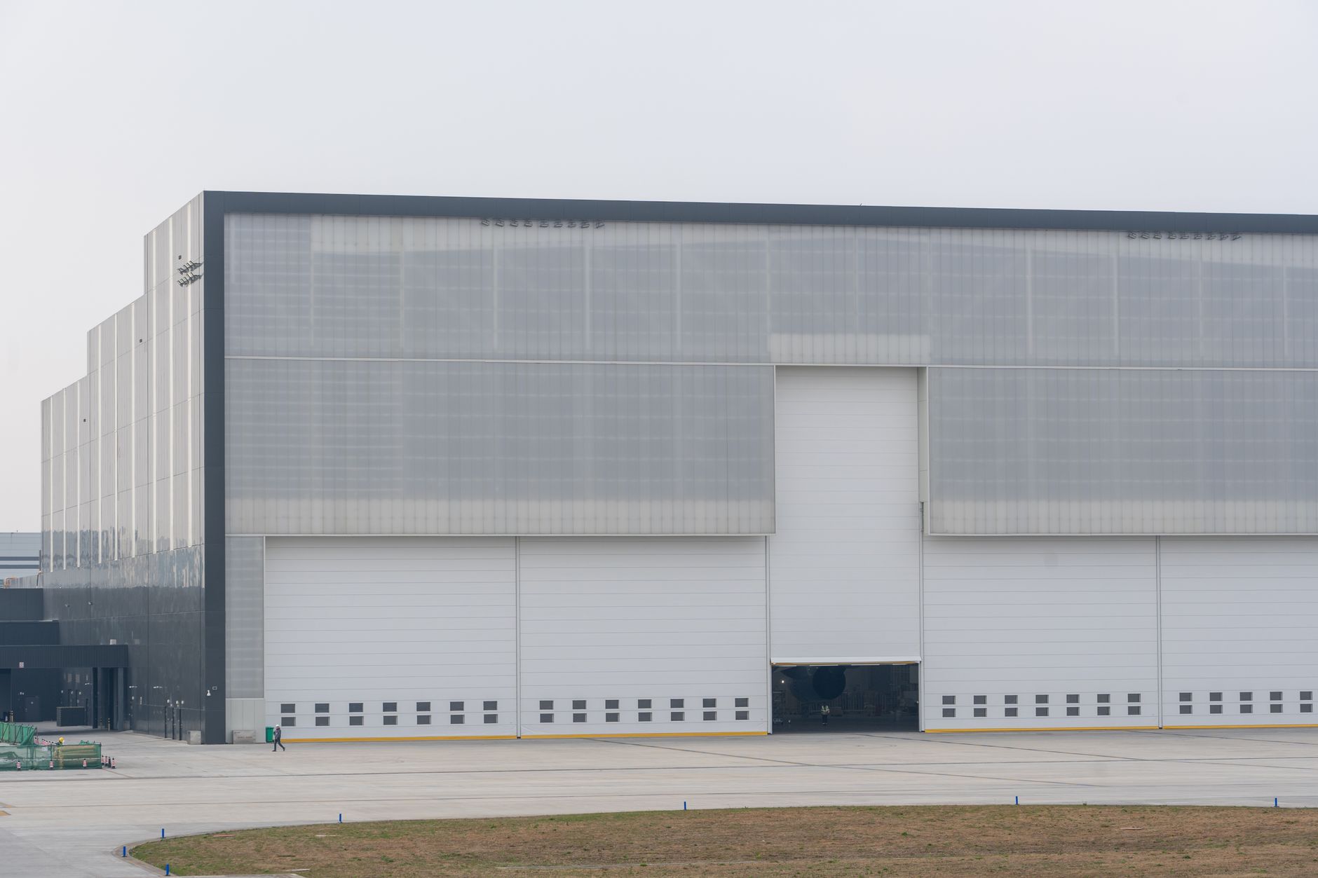 Moderne logistieke ruimte met gesloten overheaddeuren, vergelijkbaar met de units in Hoofddorp