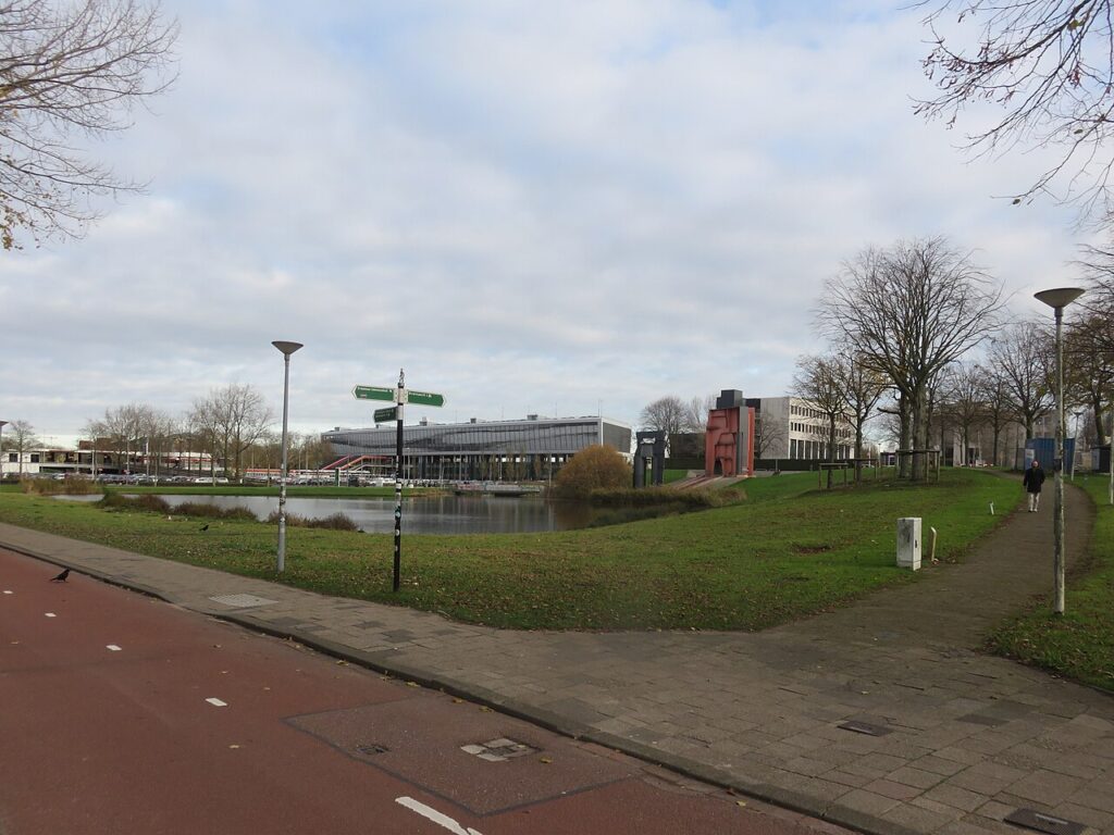 Kantoorpanden en vijver bij Kralingse Zoom in Rotterdam, waar met het Max Euwe Kwartier middenhuur Rotterdam wordt toegevoegd
