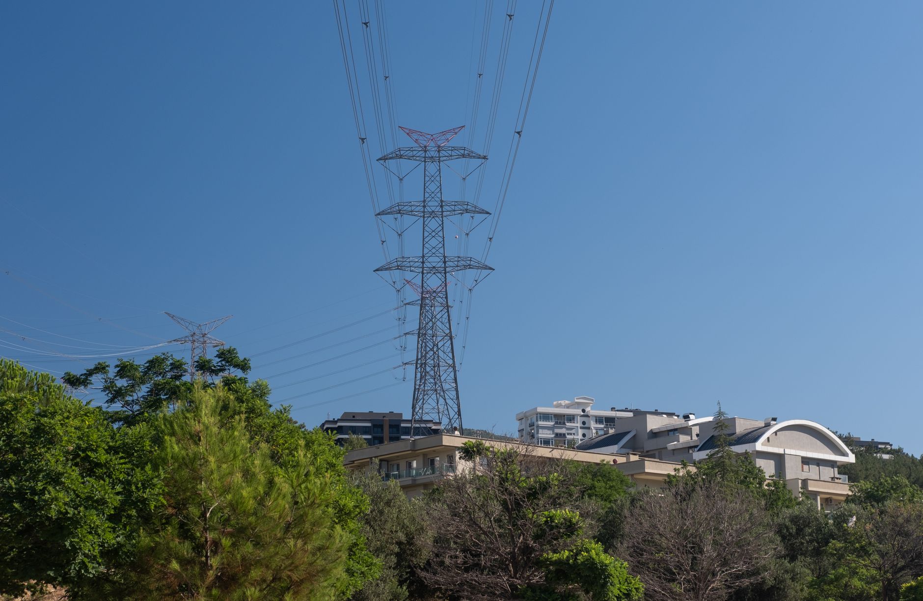 Hoogspanningsmast boven woningbouw, netcapaciteit woningbouw
