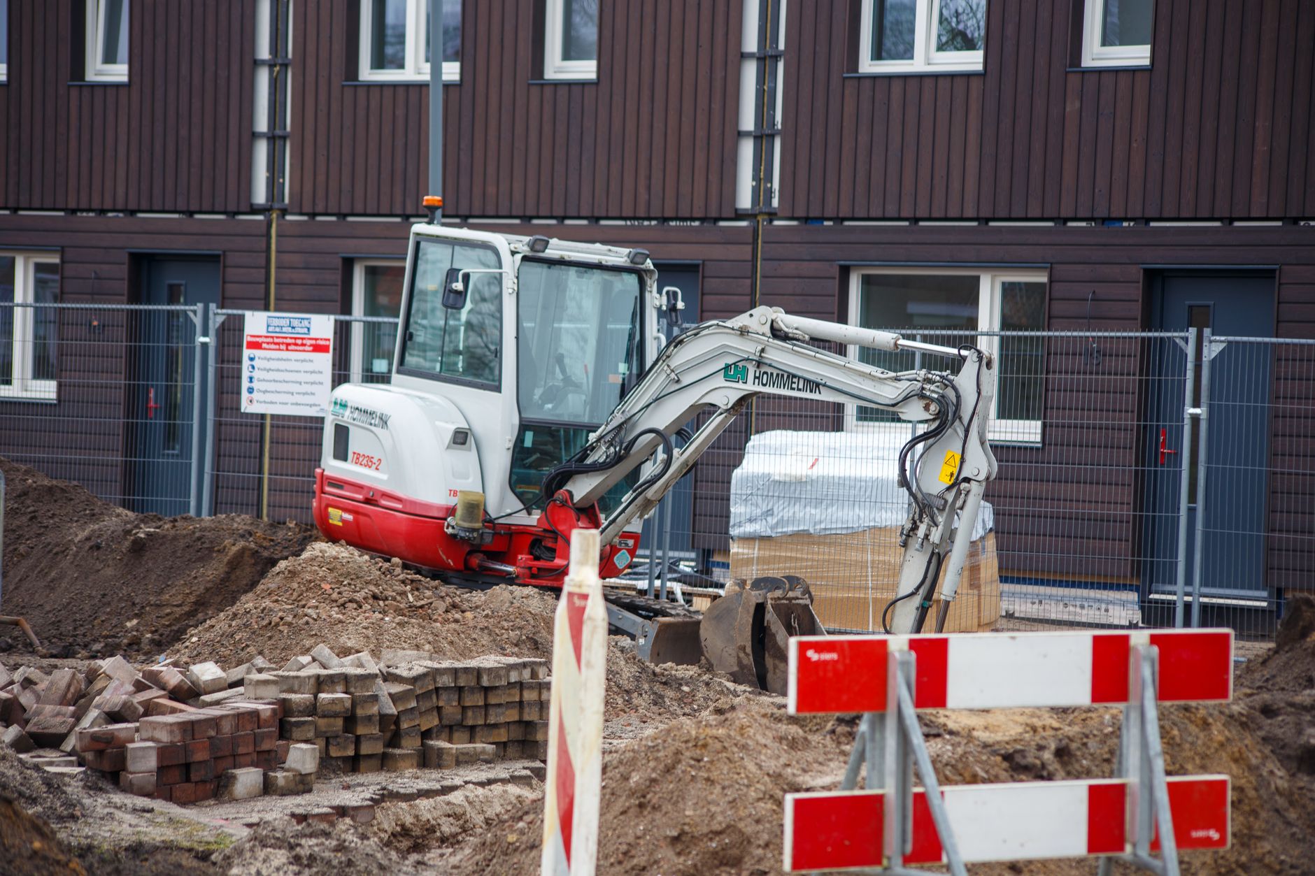 Bouwplaats van nieuwbouw koopwoningen in een Nederlandse woonwijk