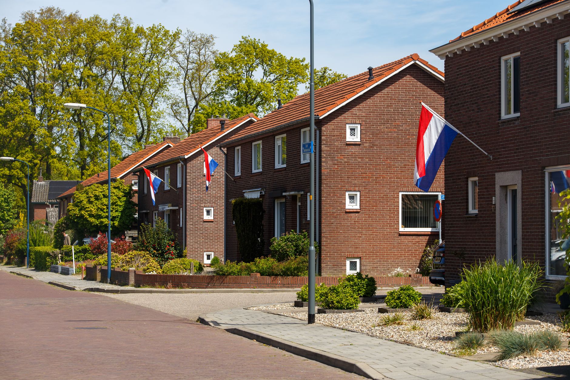 Rij woningen aan een straat in een kleinere Nederlandse stad, waar de private huurmarkt krimpt door uitponding